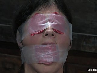 perbudakan Slanderous jimat dengan memukul, penyiksaan puting, blindfolding