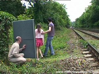 ایک جوڑے، اتارنا shagging باہر دیکھتے وقت ایک آدمی آف گیندوں