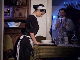 criada traviesa Jessyka cisne chupa una polla antes de que una pelusa anal