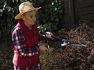 Blême toute pute vieille ridée Nanney est bien en levrette