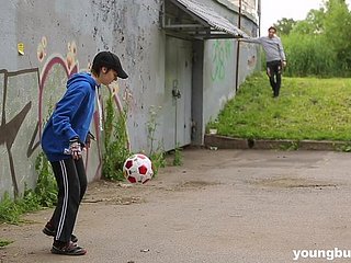 수줍어 아기 이오리 릴과 그녀의 남자 친구와 함께 급히 야외 빌어 먹을