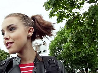 Off colour gadis pigtailed remaja mengisap kontol dan poni di POV