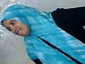 Hot Arab Teen Strips with the addition of Gets Will not hear of Shaved Pussy Fingered - Homemade Vid