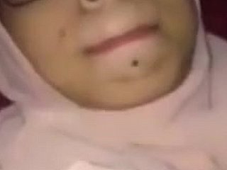 Jeune femme voilée pakistanaise jouissant pratique
