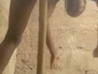 अफ्रीकी महिला को एक झाड़ू संभाल के साथ masturbates।