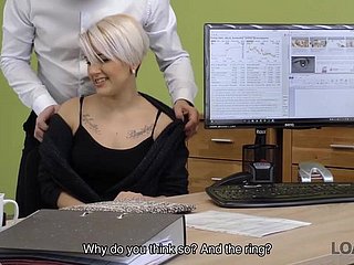Lussy 달콤한 그녀의 사업을 위해 돈을 필요로 유혹 대출 관리자 그래서