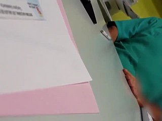 Ein Arzt masturbiert vor einem Patienten
