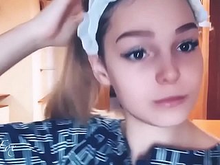 Развратная студентка сосала друг в то время как он дымился