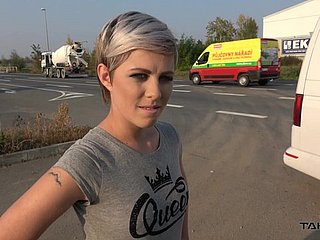 Hitchhiker Ruth reitet einen großen Schwanz helter-skelter einem Auto auf dem Weg nach Hause