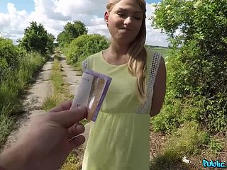 Tomas Jondi fickt russische Teenager-Carolina-Stern in Büschen