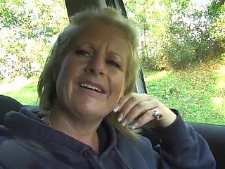 Ondeugende volwassen Robyn Ryder verspreidt haar benen prevalent de auto om te spelen