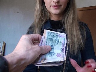 ضربات ميلاني ويحصل مارس الجنس مقابل المال في بوف المتشددين