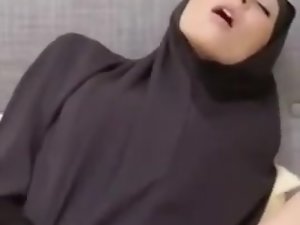 لندن سے عرب خواتین کو کم کرنے کی کوشش کر رہے اس کی بلی رگڑ
