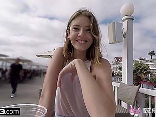 วัยรุ่นที่แท้จริง - วัยรุ่น POV Pussy เล่นในที่สาธารณะ