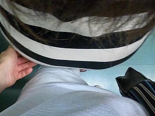 我的妻子描述了一个陌生人在火车上接近她，试图在迷你裙下指法她的阴部