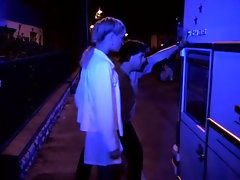 Femme partagée en bus (doit regarder )