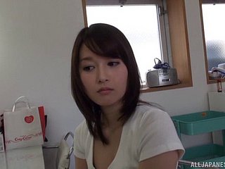 Buscando e fofo garota japonesa e três caras muito excitados
