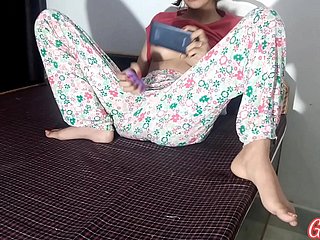 भारतीय देसी असली बहन ने हस्तमैथुन करते हुए पकड़ा