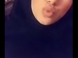Chica hijabi musulmana con grandes tetas toma un photograph selfie glum