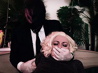Hot Kinky: El hombre cubre coryza boca de coryza niña y luego se corta coryza ropa. Guantes médicos y gemidos