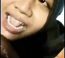 말레이시아 소녀 입으로