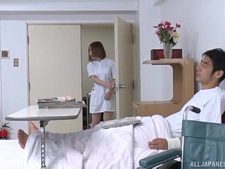 Porno del clinic inquieto entre una enfermera japonesa y un paciente