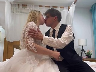 Malam pernikahan pertama: pengantin baru mencoba kesenangan duniawi yang sudah lama