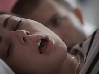 نوعمر murkiness اپنے سوتیلی بھائی کے ساتھ اسی بستر پر لیٹ گئی اور اس پر افسوس نہیں ہوا
