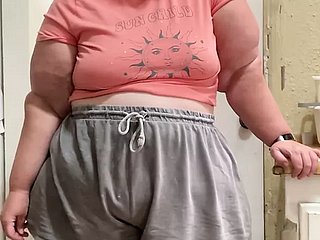 Un ssbbw feliz y tímido que muestra sus curvas voluptuosas