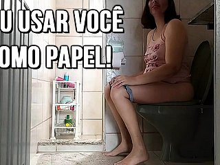 La femme utilise son cocu comme papier humain de washroom