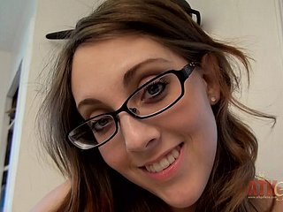 メガネのホットブルネットニックキーハンツマンフィンガーバング彼女の濡れた猫のうめき声とオルガス