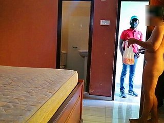 ホテルのルームサービスが私たちのドアをノックし、私の妻を犯しました - カッコールドファンタジー