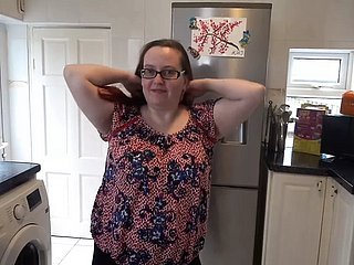 Moglie che si spoglia nuda in cucina