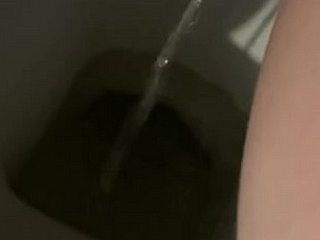 Mädchen pissen Verzweiflung langer Pissspritz