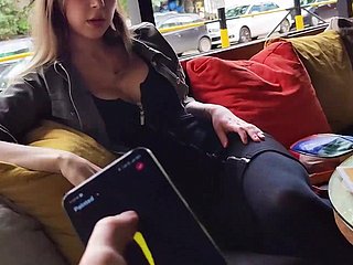 Je joue avec l'orgasme de mon demi-soeur dans un café public.