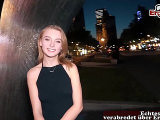 Adolescente bionda tedesca carina go over piccole tette a una vera cazzo