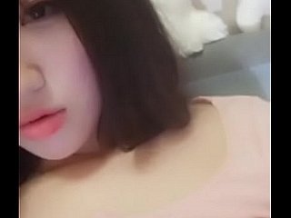 Der chinesische Teenager berührt ihren sexy Körper