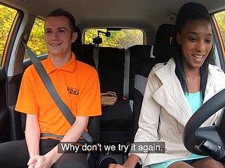 Follada interracial en el coche graze la flaca de ébano Asia Rae