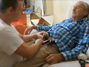 おじいちゃんが若い男にフェラを楽しみます