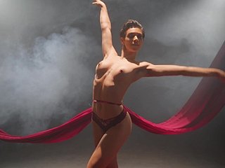 Une ballerine picture révèle une authentique danse solo érotique devant iciness caméra