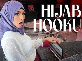 Nina, une fille en hijab, a grandi en regardant des films américains mob adolescents et est obsédée not very well l'idée de devenir reine du bal