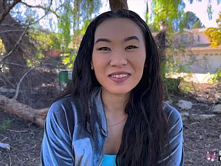 Asiatischer Teenager zeigt sich gerne im Freien!