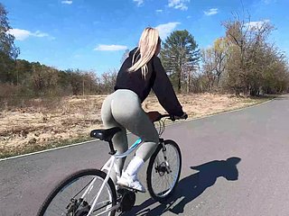 Kermis Radfahrerin zeigt ihrem Right hand ihren Squeal Companion und fickt im öffentlichen Park