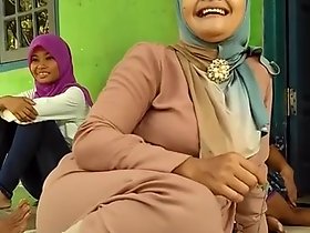 Mooie Mother Hijab Feet!