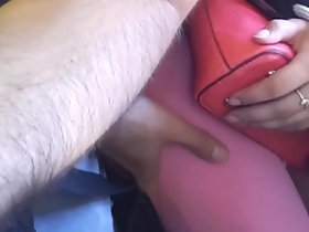 Arrimon Enxocada กลุ่มรถบัสสัมผัส Boobs และขา
