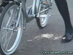 Школьница Squirts на велосипеде в общественных местах!
