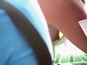 窥胸侧视的大乳头在酒吧，咖啡厅