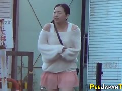 Nasty asians urinant
