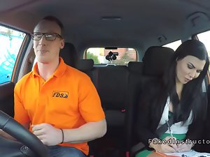 Amico sbatte esaminatore procace in auto