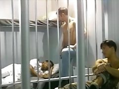 Ivre Seagoing man Fucked dans les cellules de l'armée